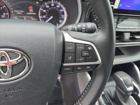 Used 2023 Toyota Highlander XLE AWD/4WD image 19