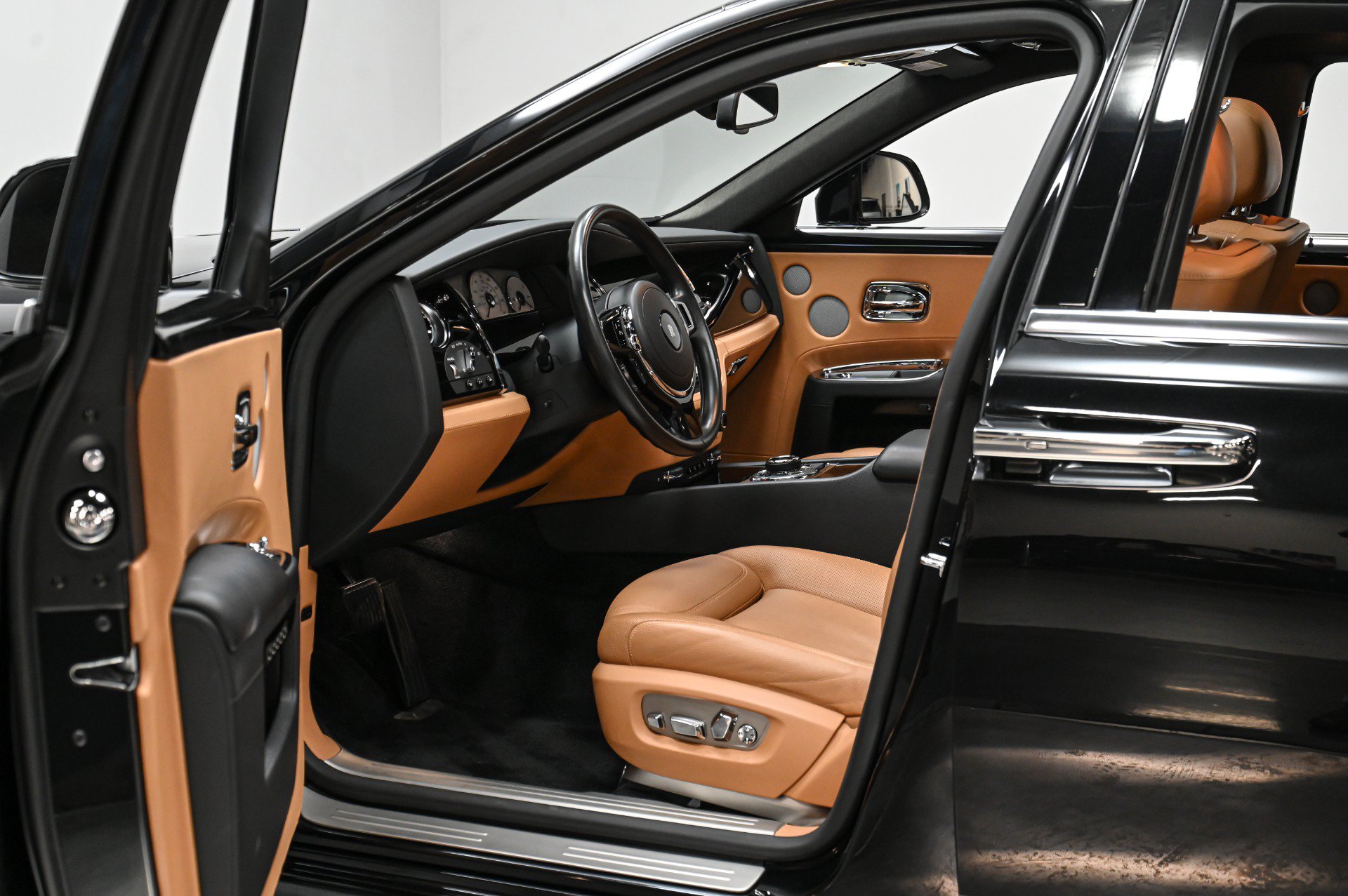 Used 2015 Rolls-Royce Ghost RWD image 26