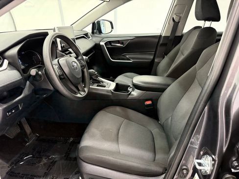 Used 2025 Toyota RAV4 XLE FWD image 11