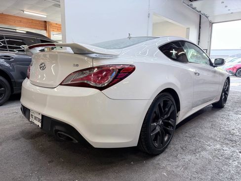 Used 2013 Hyundai Genesis 3.8 image 8