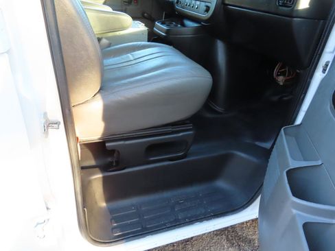 Used 2013 Chevrolet Express 2500 image 18