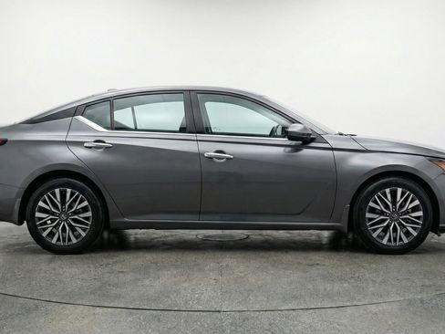 Used 2025 Nissan Altima 2.5 SV image 11