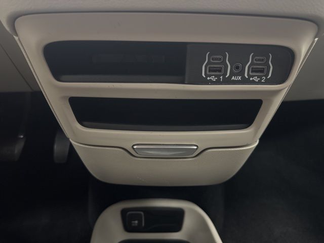 Used 2023 Chrysler Pacifica Touring-L FWD image 18