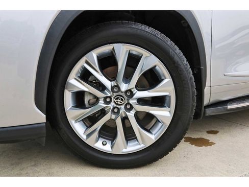 Used 2023 Toyota Highlander Limited FWD image 32