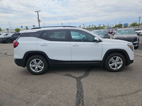 Used 2022 GMC Terrain SLE w/ Driver Convenience Package FWD image 4