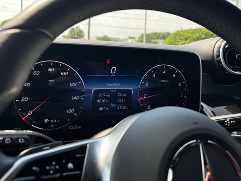 Used 2025 Mercedes-Benz GLC 300 4MATIC image 23