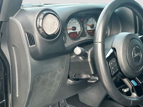 Used 2017 Jeep Wrangler Sahara image 10