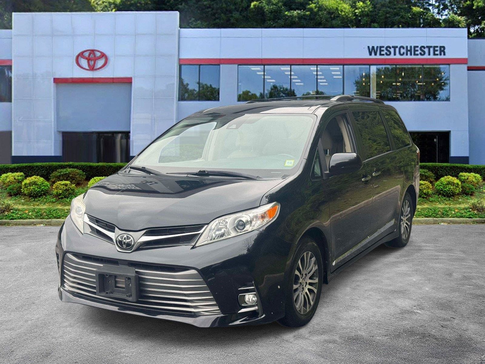 Used 2019 Toyota Sienna XLE w/ XLE Navigation Package FWD image 4