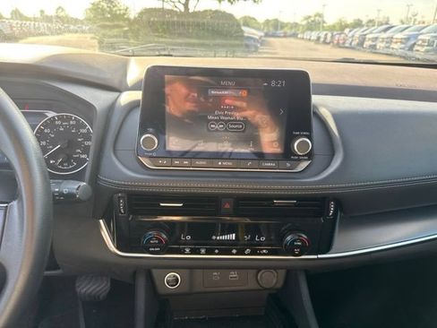 Used 2022 Nissan Rogue SV FWD image 17