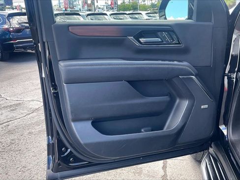 Used 2025 GMC Yukon XL Denali AWD/4WD image 18