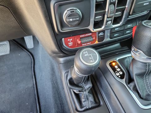 Used 2024 Jeep Gladiator Mojave AWD/4WD image 22