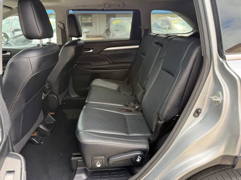 Used 2017 Toyota Highlander XLE AWD/4WD image 18
