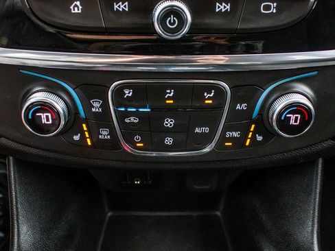 Used 2021 Chevrolet Traverse LT image 24