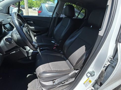 Used 2021 Chevrolet Trax LT w/ LT Convenience Package FWD image 9
