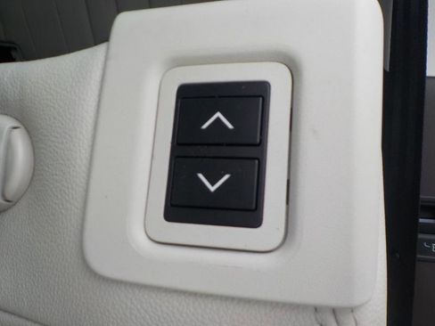 Used 2017 Land Rover Discovery HSE image 36