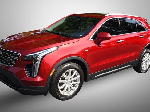 Used 2023 Cadillac XT4 Luxury w/ Cold Weather Package FWD image 3