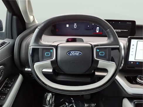 Used 2025 Ford Expedition Platinum w/ Driver's Package AWD/4WD image 19