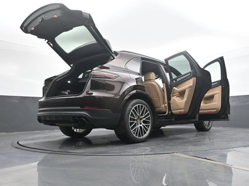 Certified 2023 Porsche Cayenne S Platinum AWD/4WD image 27