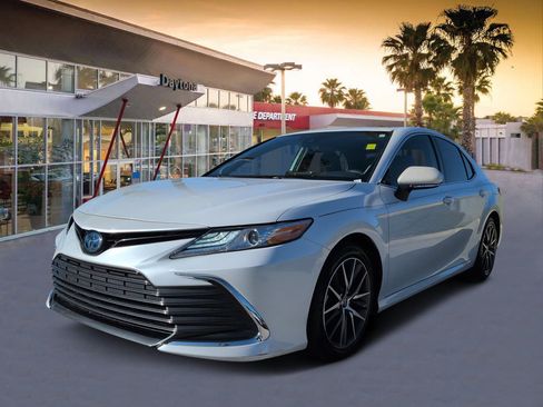 Used 2022 Toyota Camry XLE w/ Navigation Upgrade Package FWD image 7