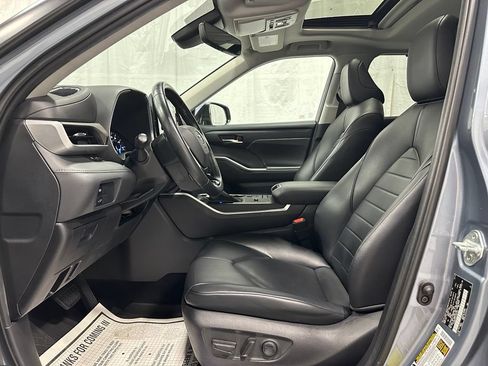 Used 2020 Toyota Highlander XLE AWD/4WD image 14