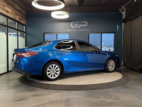 Used 2019 Toyota Camry LE image 3