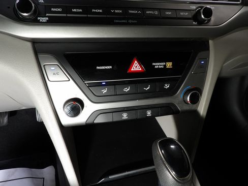 Used 2018 Hyundai Elantra SEL FWD image 12