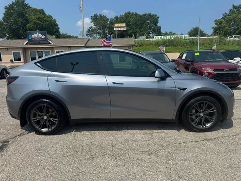 Used 2024 Tesla Model Y Long Range AWD/4WD image 3