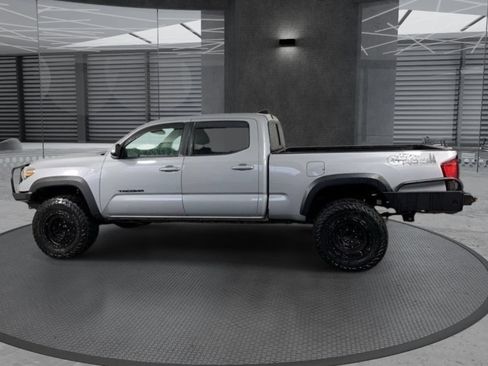 Used 2018 Toyota Tacoma TRD Off-Road w/ TRD Premium Off Road Package AWD/4WD image 8