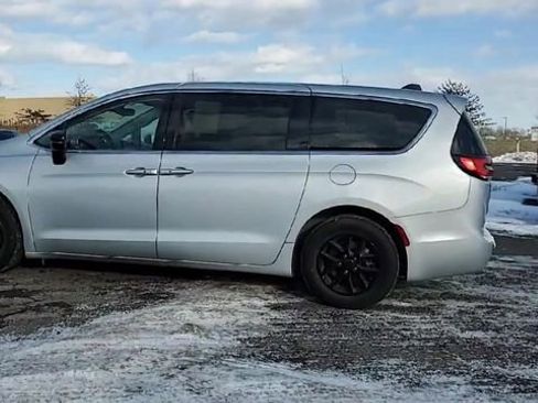 Used 2024 Chrysler Pacifica Touring-L FWD image 5