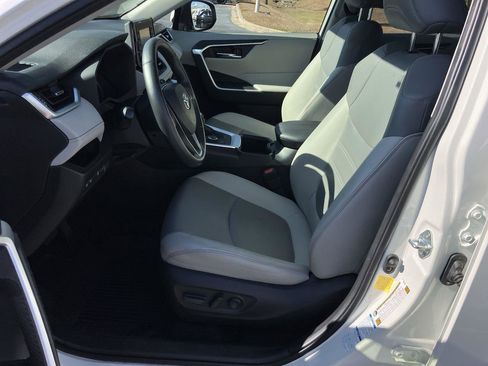 Used 2022 Toyota RAV4 XLE Premium image 13