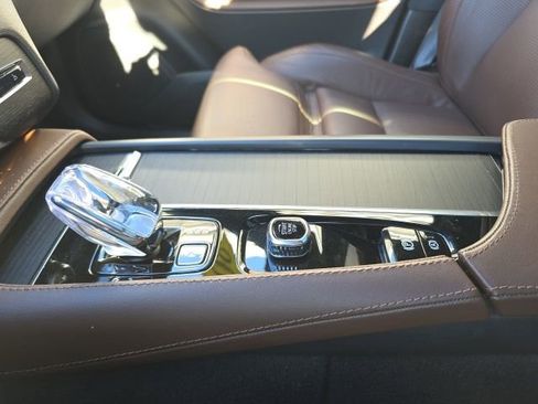 Certified 2025 Volvo XC90 B6 Ultra w/ Lounge Package image 38