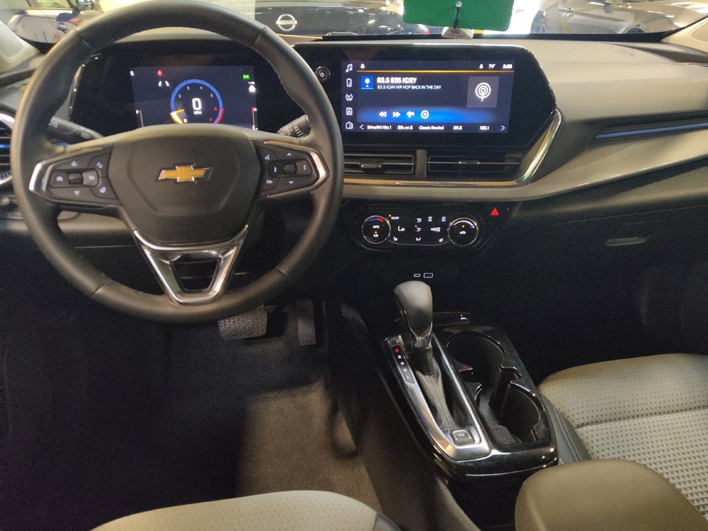 Used 2025 Chevrolet Trax LT w/ LT Convenience Package FWD image 22
