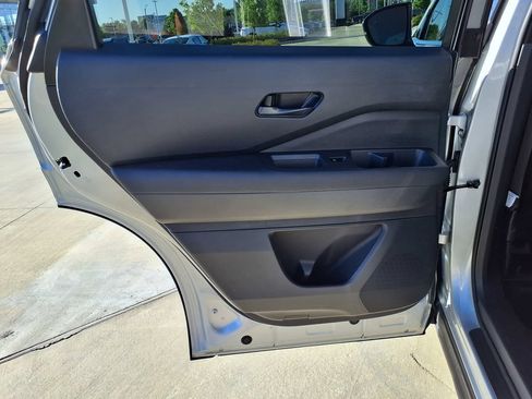Used 2025 Nissan Pathfinder SV FWD image 16