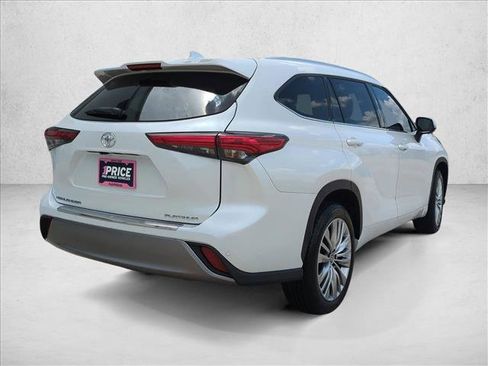 Used 2023 Toyota Highlander Platinum FWD image 5
