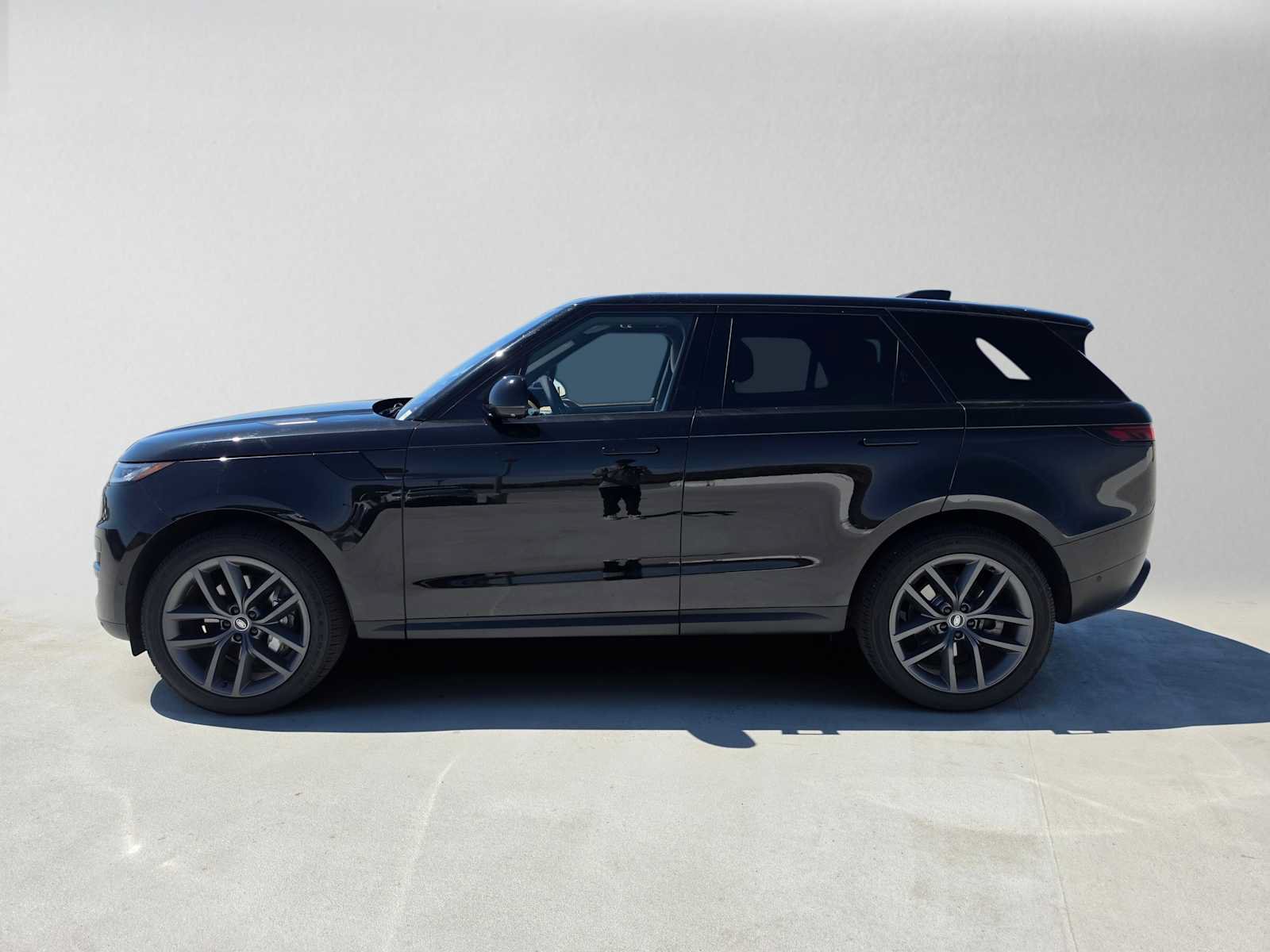 Used 2023 Land Rover Range Rover Sport SE AWD/4WD image 2