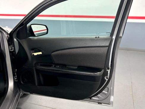 Used 2013 Dodge Avenger SE image 22