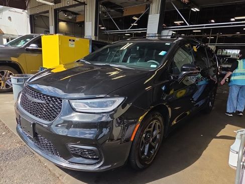 Used 2023 Chrysler Pacifica Limited w/ Uconnect Theater Family Group FWD image 1