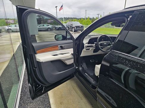Certified 2026 Cadillac Vistiq Sport AWD/4WD image 21