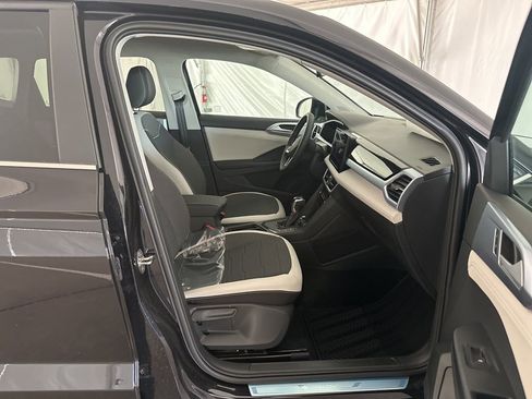 New 2026 Volkswagen Taos SE FWD image 19