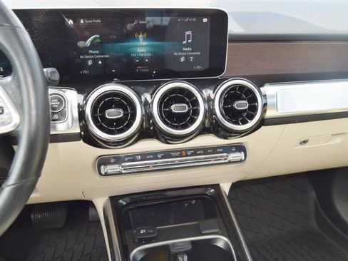 Used 2020 Mercedes-Benz GLB 250 4MATIC w/ Premium Package image 30