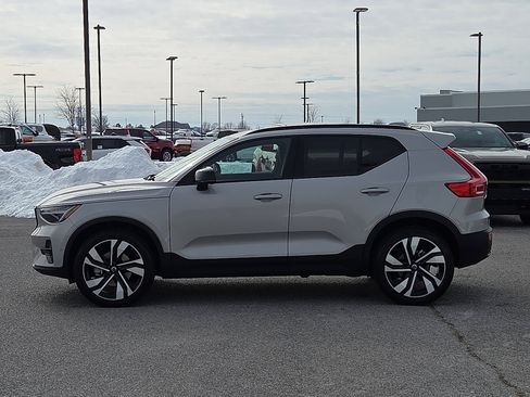 Used 2025 Volvo XC40 B5 Plus image 3