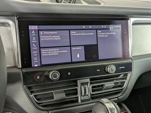 Certified 2025 Porsche Macan image 18
