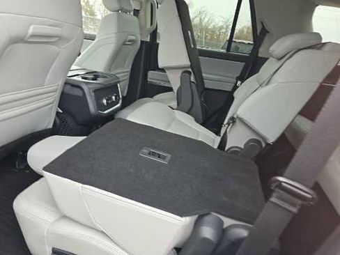Used 2025 Ford Expedition Platinum image 5