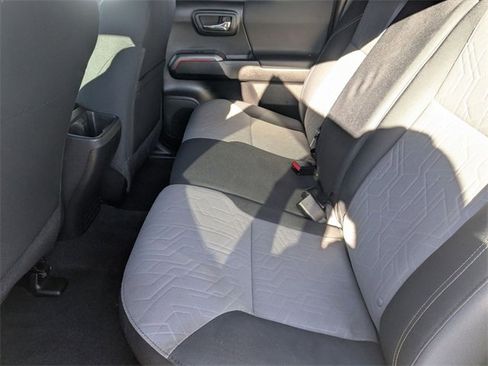 Used 2022 Toyota Tacoma TRD Off-Road image 31