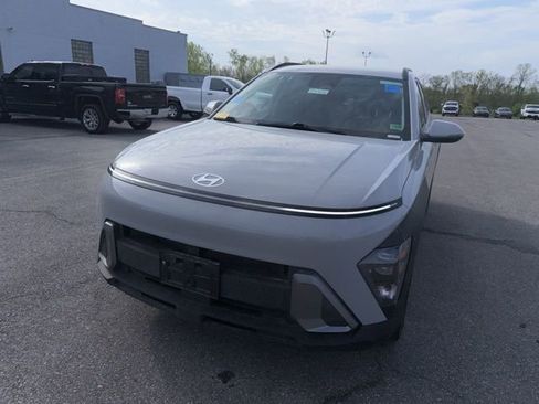 Used 2025 Hyundai Kona SEL image 2