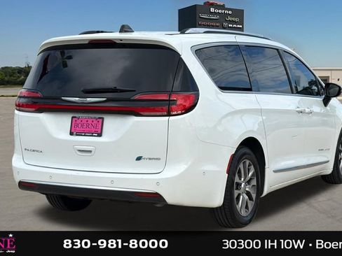 Used 2025 Chrysler Pacifica Pinnacle FWD image 3
