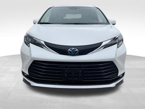 Used 2025 Toyota Sienna XLE image 11