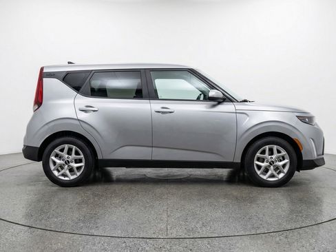 Used 2025 Kia Soul LX w/ LX Technology Package image 11