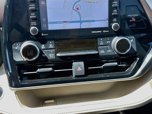 Used 2020 Toyota Highlander XLE AWD/4WD image 23