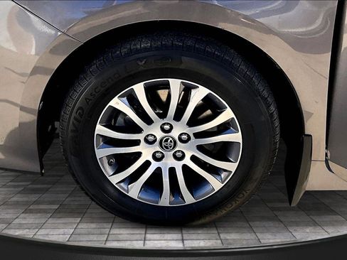 Used 2019 Toyota Sienna XLE image 9